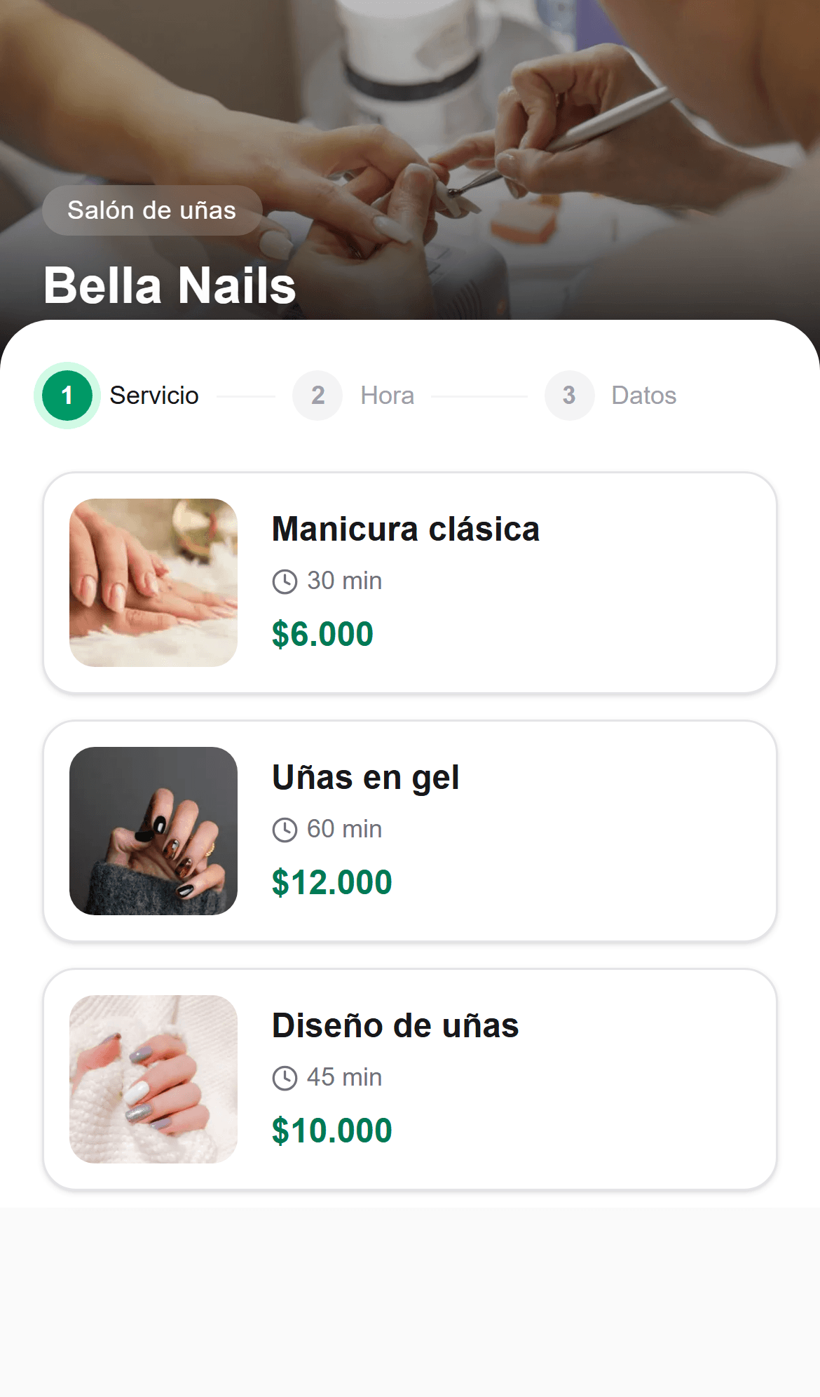 Reservando una manicura en un salón de uñas
